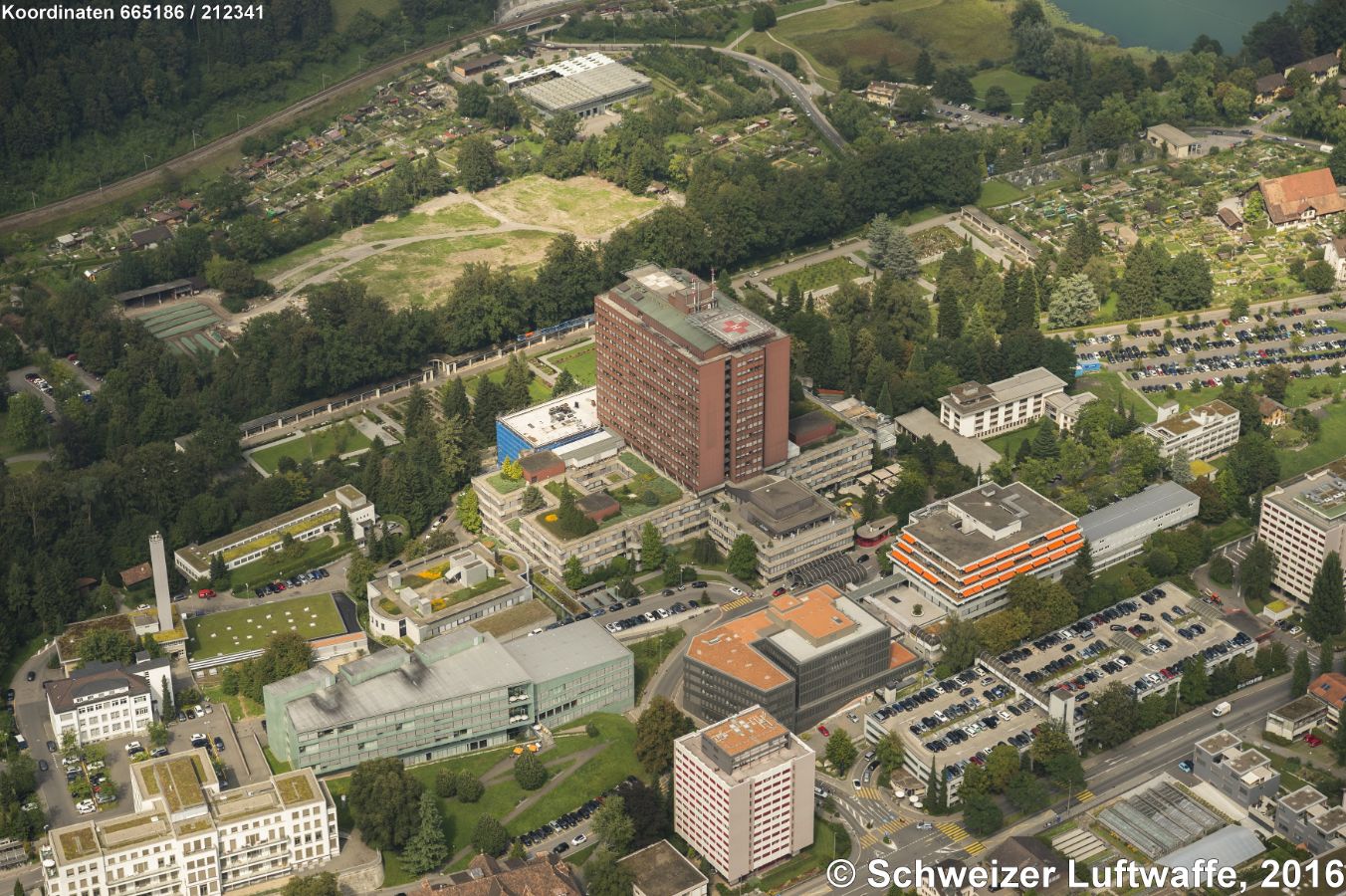 Kantonsspital (Position 2'665'200.04, 1'212'325.34), universitäres Lehr- und Forschungsspital. Kantonsspital Luzern, Kantonales Spital Sursee und Luzerner Höhenklinik Montana sind seit 2008 zum 'Luzerner Kantonsspital' LUKS zusammengeschlossen und umfassen über 100 Kliniken, Abteilungen und Zentren.